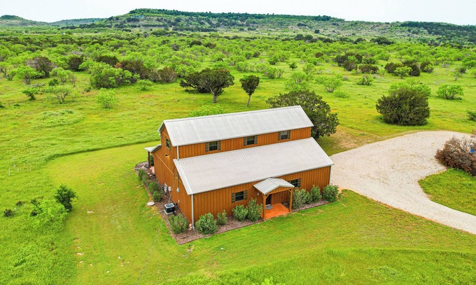 Palo Pinto County Cabin | Cozy Strawn Cabin w/Pool Access - Near Lake!