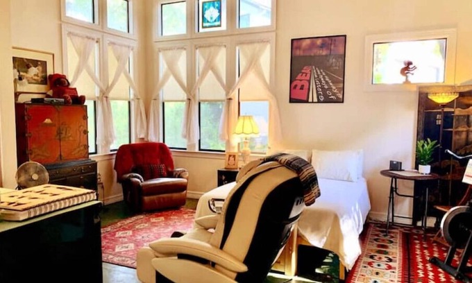 Bouldin Apartment | ❤️Cozy Studio 5 Min 2 DT > Home-Baked Bread > Fab Massage Chair > Screened Porch