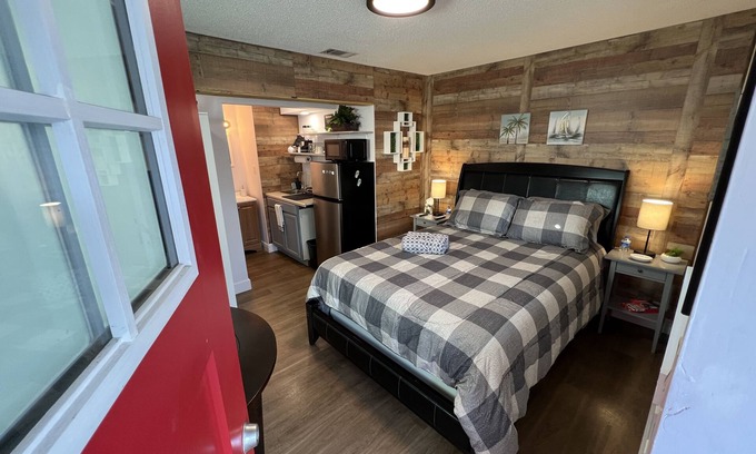 Orlando Apartment | Cozy Studio Apartment, free parking, close to airport.