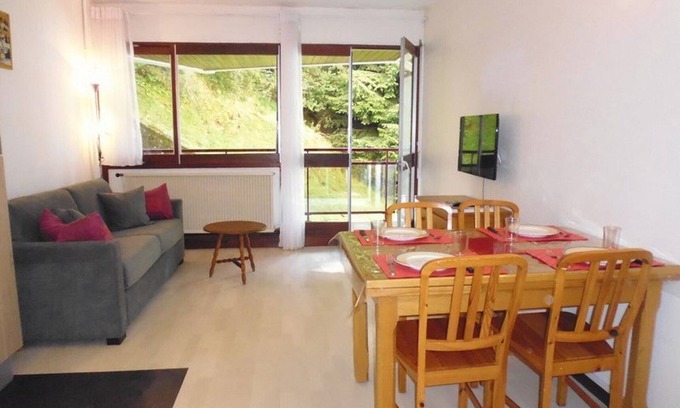 Eaux-Bonnes Apartment | Cozy Studio for 4 near Slopes & Shops with Balcony and Forest View