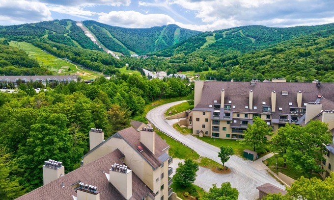 Central Vermont- Killington Apartment | Cozy Studio for 4 - Walk to Mountain w/Balcony