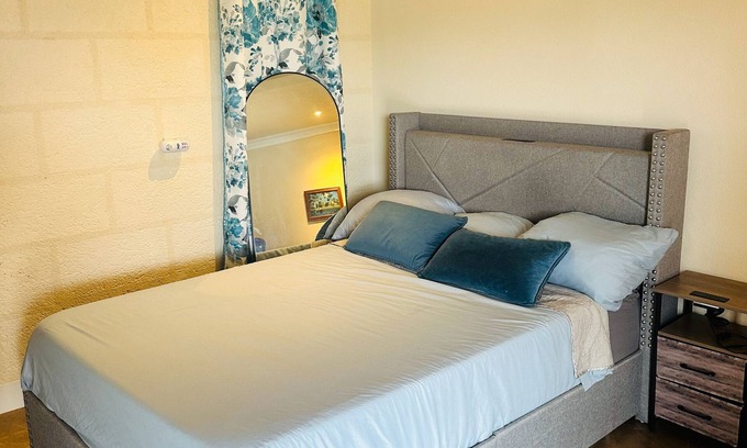 White Hill Apartment | Cozy studio in lovely Saint Thomas with fitness room, AC, WiFi, swimming pool