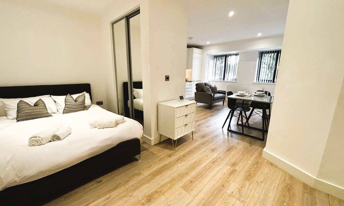 Barnt Green Apartment | Cozy Studio in Solihull - NEC or Airport