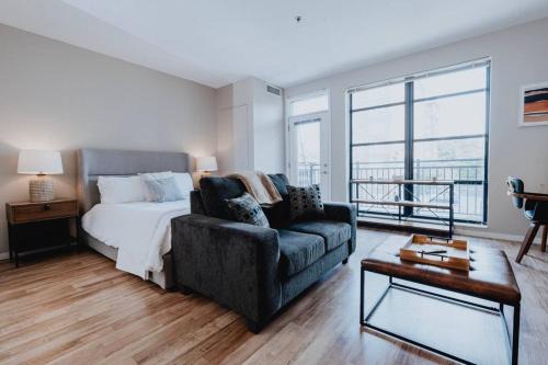 DeBaliviere Place Apartment | Cozy Studio w Pool & WFH Setup St Louis