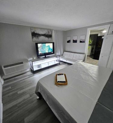 Camp Taylor Apartment | Cozy Studio with King Bed at Central Louisville