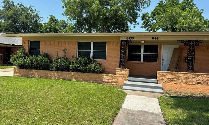 Northeast Dallas House | Cozy & Stylish Getaway-Walkable-Mins to DT Dallas