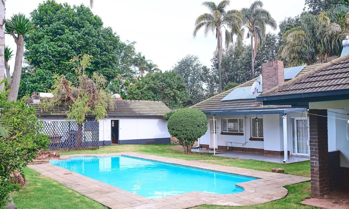 Harare House | Cozy Suburban Home with big pool, <5 minutes to City, Avondale/Groombridge shops