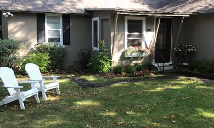 Maple City House | Cozy Summer Cottage - great central location!