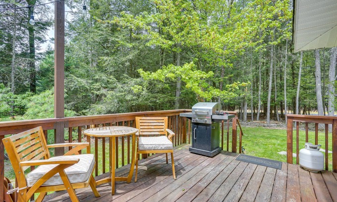Swan Lake House | Cozy Swan Lake Apt w/Grill + Private Yard