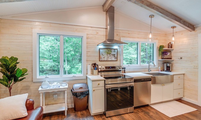 Linden Cabin | Cozy Tennessee Retreat w/Patio & Charcoal Grill!