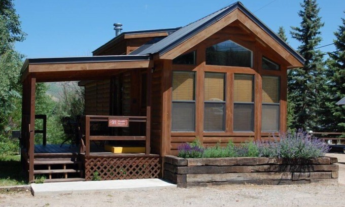 Almont Cabin | Cozy "Tiny Home" style Cabin Perfect for Couples and Families