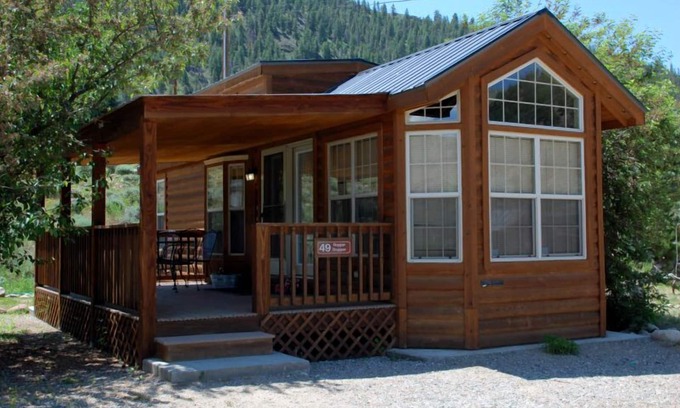 Almont Cabin | Cozy "Tiny Home" style Cabin Perfect for Couples and Families