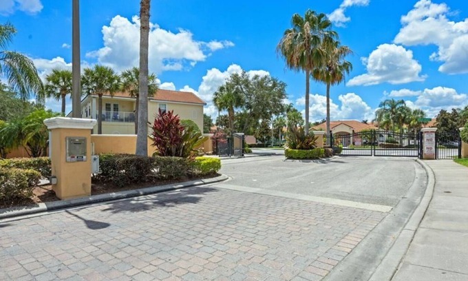 Cumbrian Lakes House | Cozy townhouse close to Disney, Universal parks, restaurant with prkg free