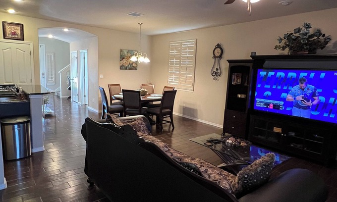 Chamberino House | Cozy Transmountain El Paso Home with Garage, 4-Bed & 2-Living Areas