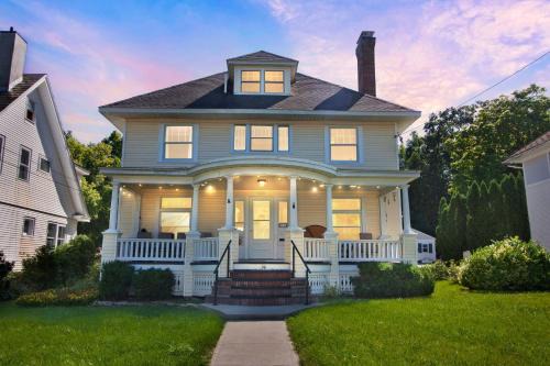 North Lake George House | Cozy Trotter home