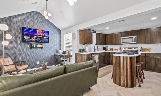 Broken Arrow House | Cozy two bedroom charmer close to Downtown BA