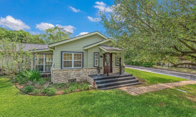 Navasota Cottage | Cozy up at Avenue Six Cottage!