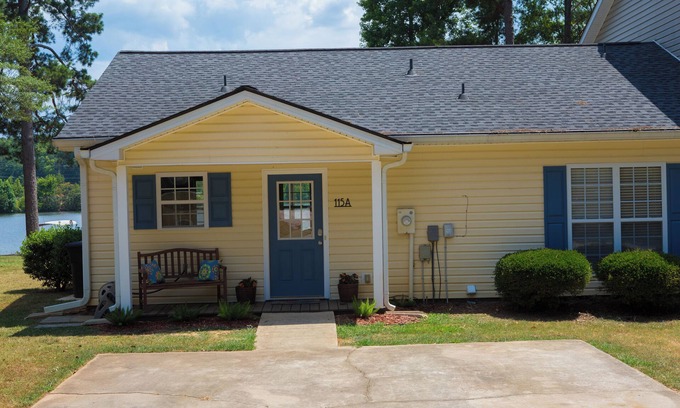 Lake Oconee Cottage | Cozy updated waterfront cottage/duplex on Lake Oconee.