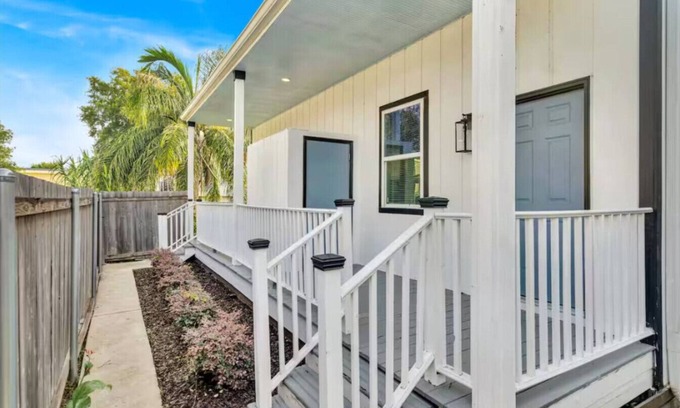 Milan House | Cozy Uptown 2 Bedroom Home w/3 Beds & Parking