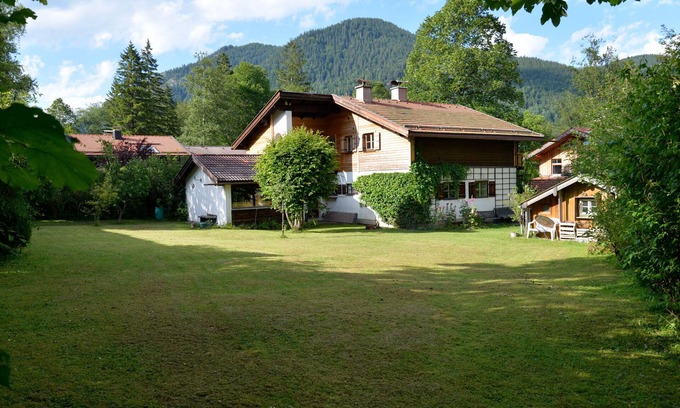 Neuhaus House | Cozy vacation home with a large garden.