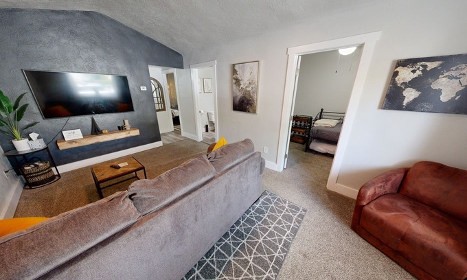 Ogden House | Cozy, Vintage Cottage in Ogden