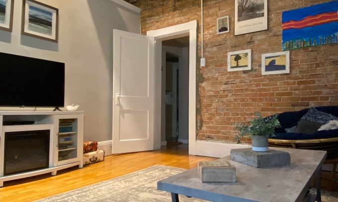 Chelsea Apartment | Cozy/warm Near-Commuter rail, Boston, Airport, Casino and More !
