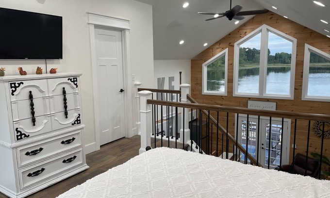 Delton Cottage | Cozy Waterfront Cottage- Reel Time
