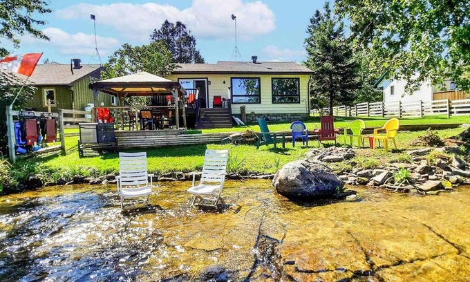 Drummond-North Elmsley Apartment | Cozy Waterfront Cottage, WiFi-Netflix-Dog Friendly