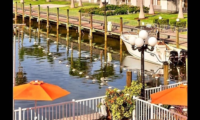 Trailer Estates Hotel | Cozy Waterfront Hotel Room