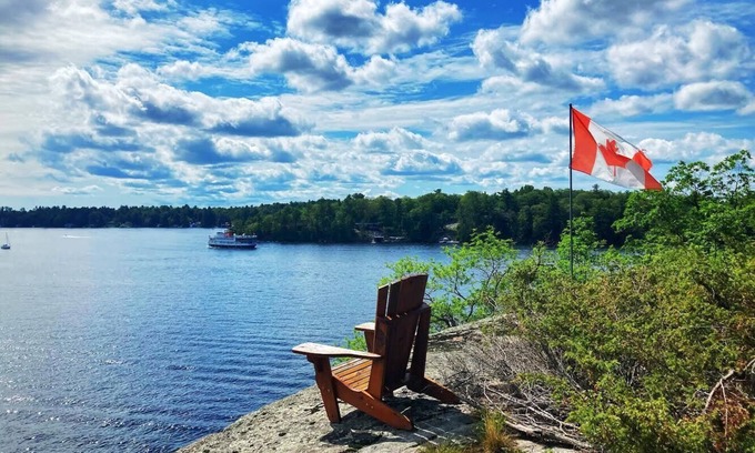 Gravenhurst Cottage | Cozy Waterfront Lake Muskoka Cottage by Cliff Bay