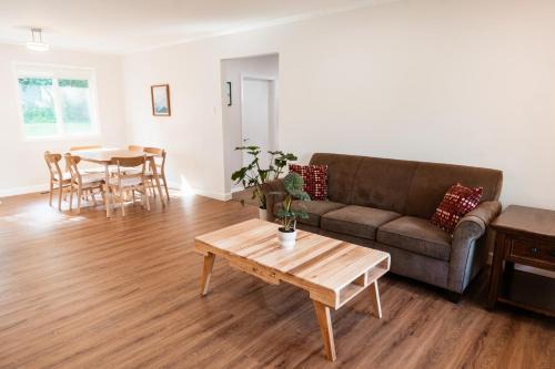 Cedar Bluff House | Cozy Weekend Retreat for UT Parents in W Knoxville