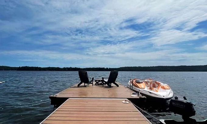 Minden Cottage | Cozy Weekenders Lakefront Cottage with Hot tub (fishing boat rental available)