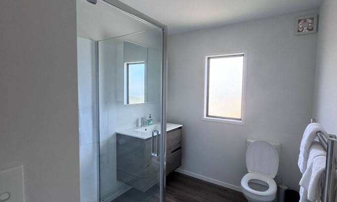 Henderson House | Cozy West Auckland Accomodation