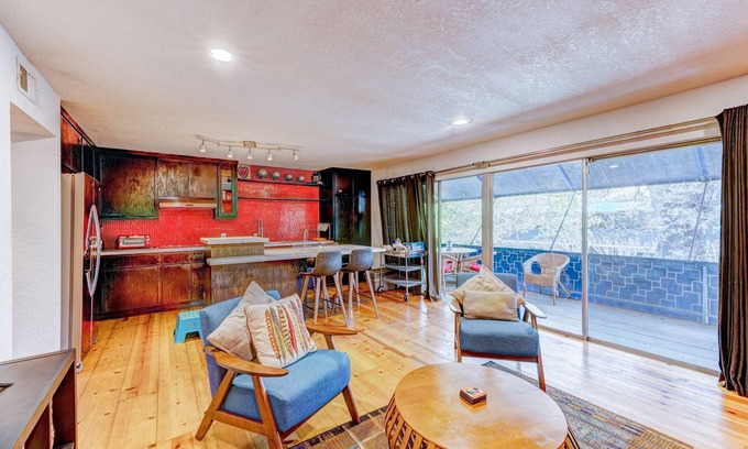 Greenway Plaza-Upper Kirby Condo | Cozy Westmoreland Condo just minutes to Galleria, Medical Center and Museum Dist