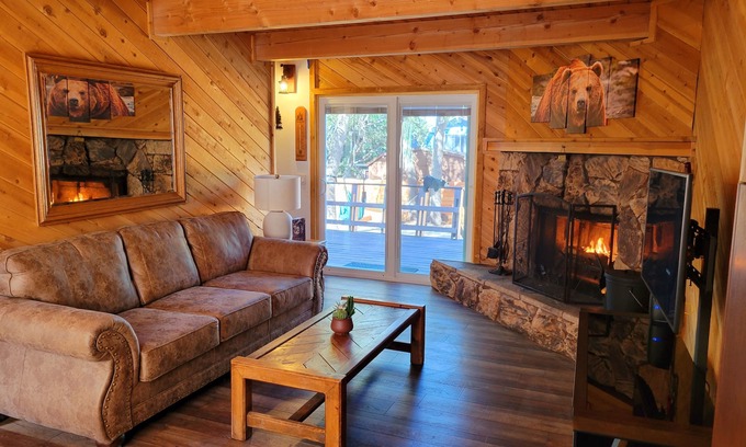 Sugarloaf Cabin | Cozy Winter Haven in Big Bear: Family Getaway!