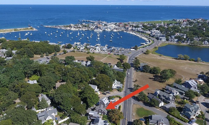 Oak Bluffs House | #CozyBluffs #OakBluffs #EastChop 1 BD, 1.5 bath home-Walk to Town-Ferries-Beach!