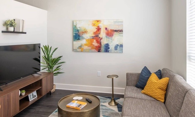 Central Business District Apartment | Cozysuites l Modern 1BR in Downtown Cincinnati