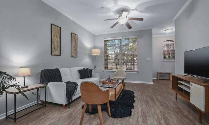 Cityplace Apartment | CozySuites | TWO Modern & Charming Apartments | Cityplace