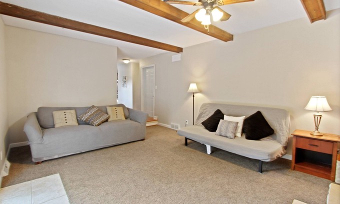 Oak Creek House | Cozzy 3 Bd House Oak Creek. 8min Milwaukee airport