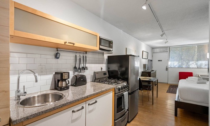 Brookwood Apartment | (CPA) Quick + Easy Virtual Check In, Perfect for Business Professionals