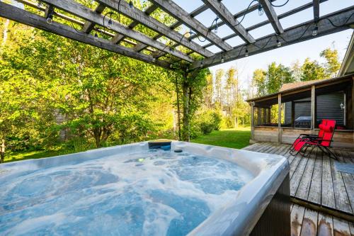 South Bruce Peninsula House | Craftsman Cottage With Hot Tub Near Beach