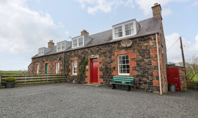 Kelso Cottage | CRAGGS COTTAGE, pet friendly, with open fire in Kelso