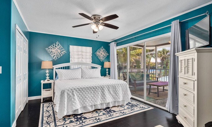 Historic Downtown Melbourne Bed & Breakfast | Crane Creek Inn Heron Room: Waterfront Pool B&B