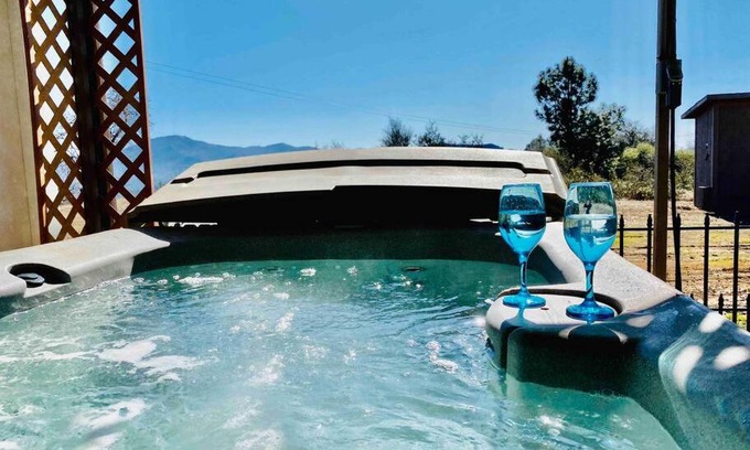Ahwahnee House | Crane Suite Hot Tub Bbq King Bed- Sleeps 4