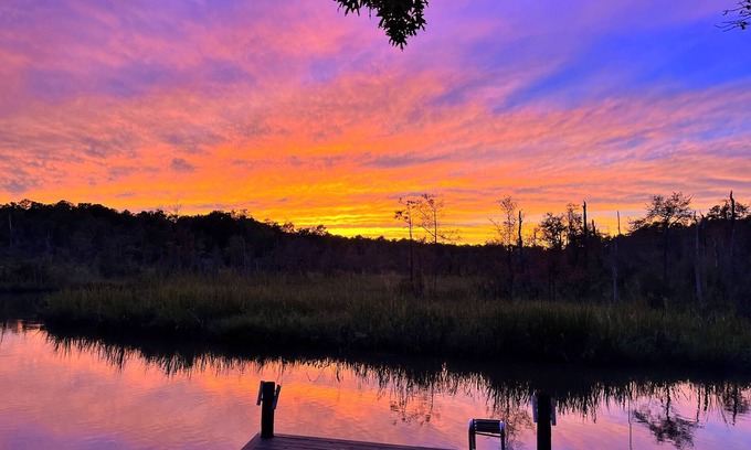 Stevensville House | Creekfront Retreat w/Hot Tub & Sunset Views