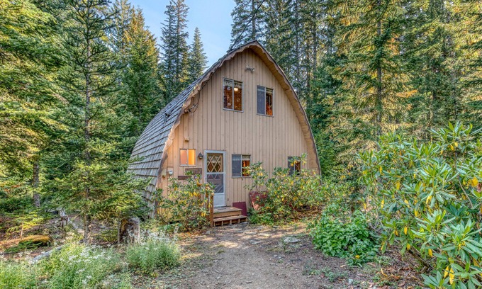 Government Camp Cabin | Creek-side mountain cabin with fireplace, balcony & full kitchen - near hiking