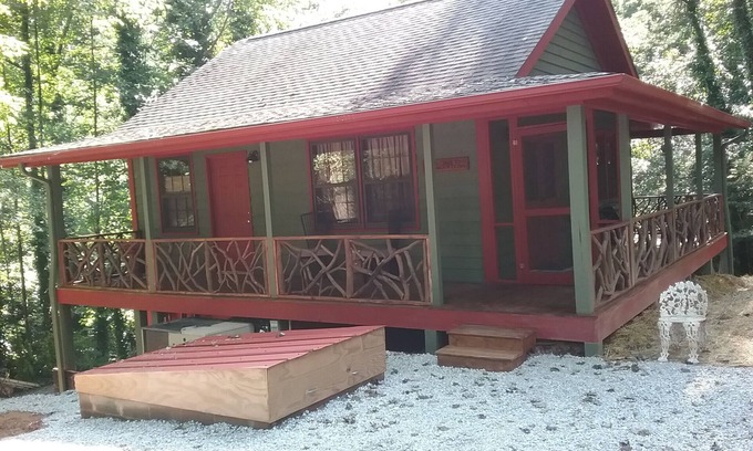 Clayton Cabin | Creekside Cabin Close to hiking trails and waterfalls