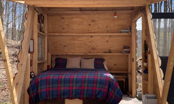 Cherry Valley Cabin | Creekside: Cozy off-grid cabin near Cooperstown, NY