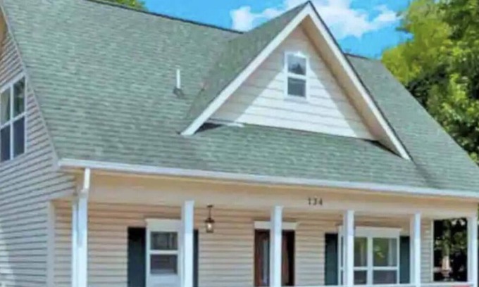 Gatlinburg Cottage | Creekside, Hot Tub, 2 King Beds, Walking Distance to Downtown, Great Parking!