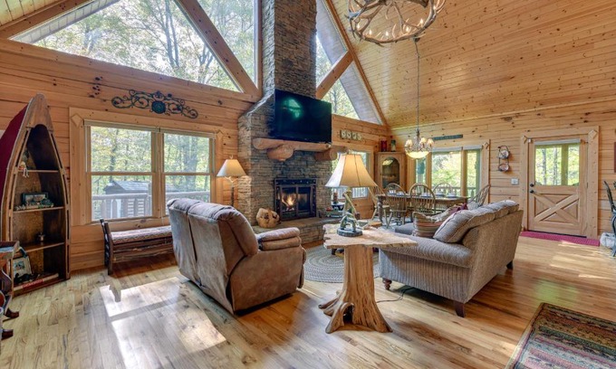 Cataloochee Ranch House | Creekside Maggie Valley Cabin 2 Mi to Skiing!
